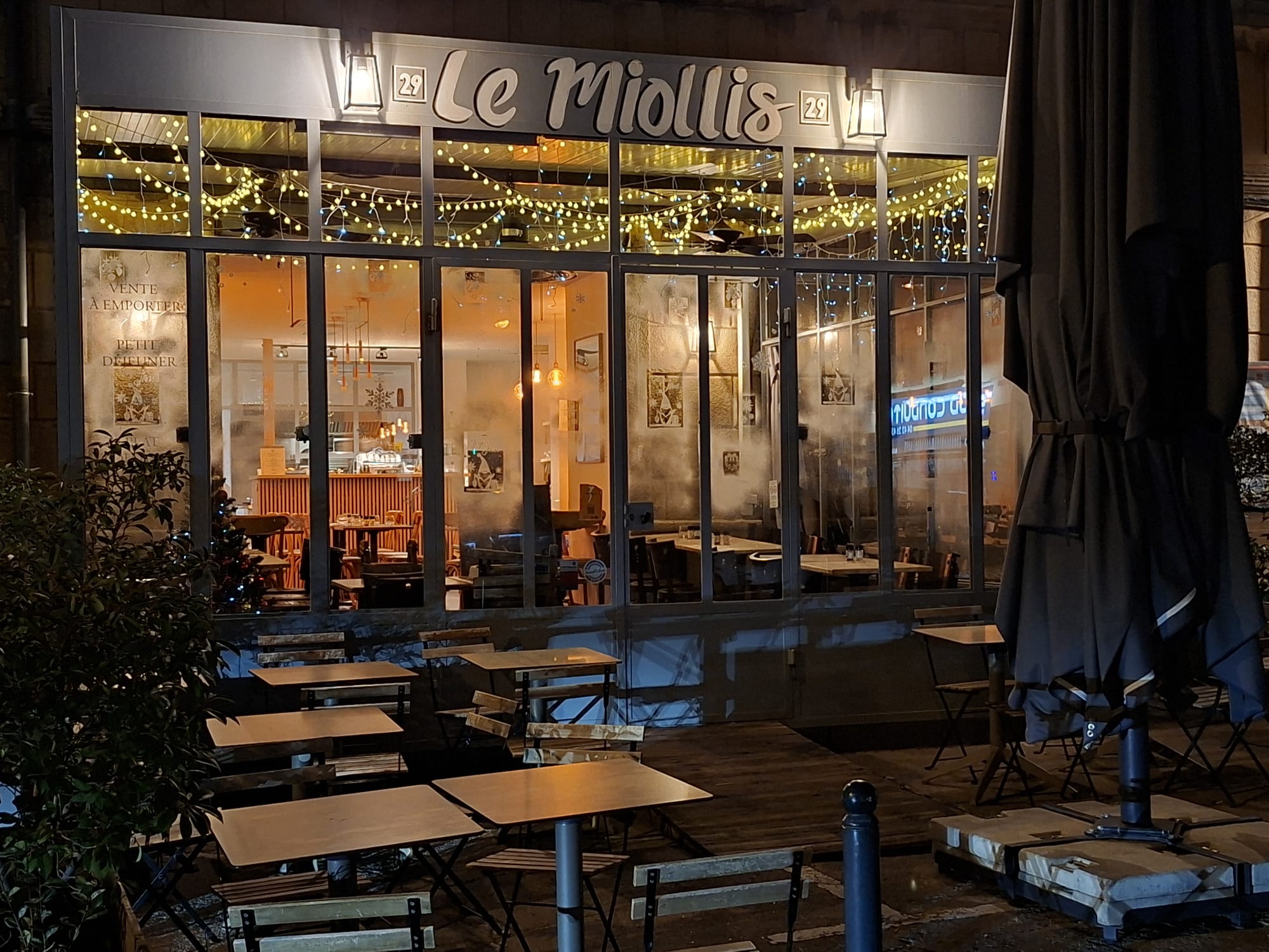 Façade illuminée du restaurant Le Miollis à Aix-en-Provence en soirée